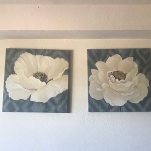 A set of two wall pictures